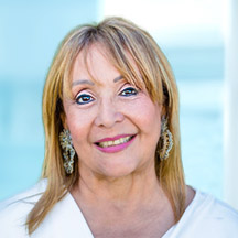 Dr. Mitzi Velasco De Arias — Médico