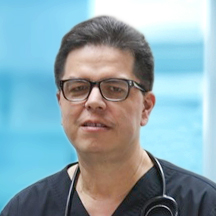 Dr. Gustavo Higuero — Médico