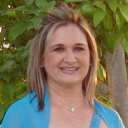 Esther M. Alvarez Osorio — Corredor De Bienes Raíces