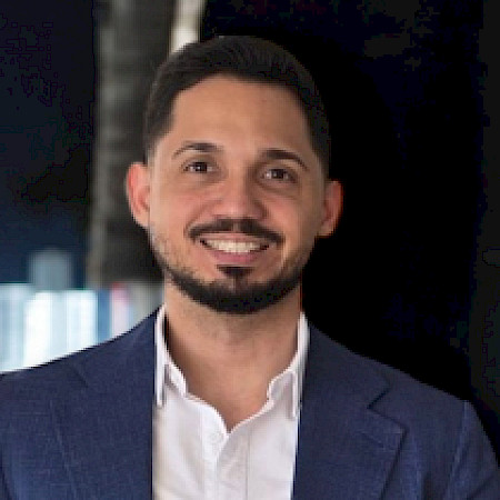 Ricardo Issac Ho Corsen — Corredor De Bienes Raíces